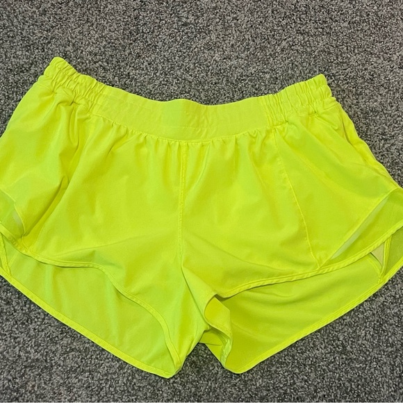 Lululemon hotty hot lined short 2.5” - Picture 4 of 5